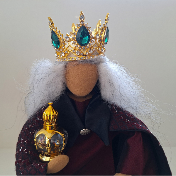 Kronen mit Saphiren oder Smaragden